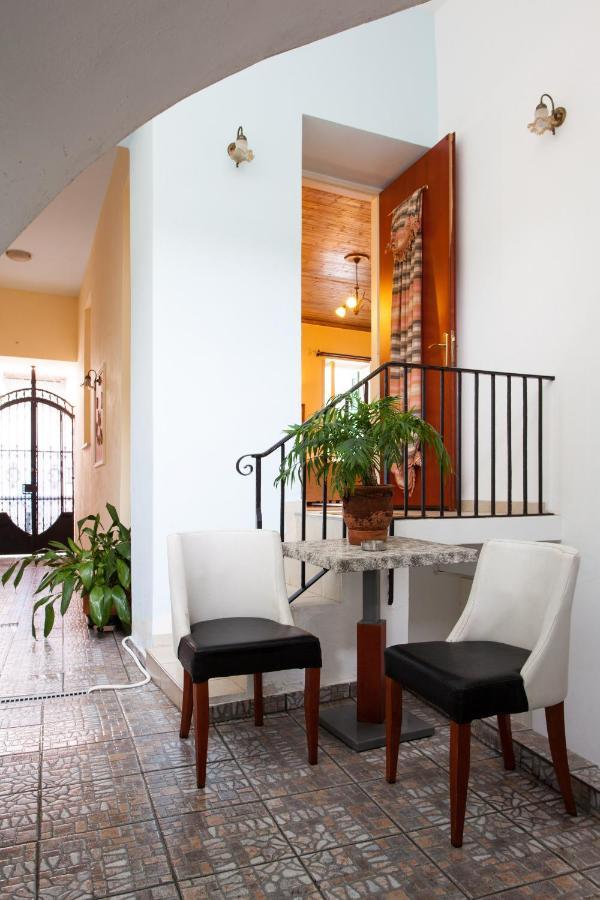 Psyri Neoclassical House With Yard Atenas Exterior foto